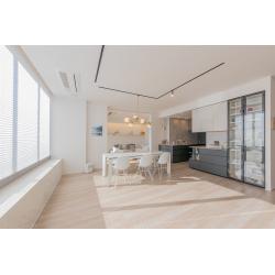 壁と天井を白で揃え、窓からの光を部屋の中で反射させ、柔らかく明るい空間にしています。床は木目ののあるライトオークのフロアを敷き、ナチュラルなテイストを加えました。