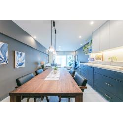 ご主人が暮らしたアメリカのキッチンをイメージ。ダイニングテーブルを隣接した人が集まるキッチン。