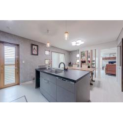 ペニンシュラ型からアイランドに変えて回遊できるようにし、動線が効率よくなるようにしました。