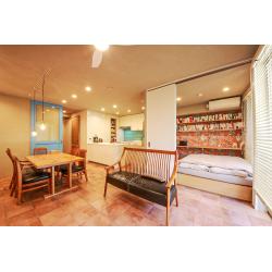 独立型のキッチンと和室をLDに統合して開放感のあるLDKを造りました。一目ぼれした壁紙を使って西海岸風スタイルのインテリアを実現ししました。