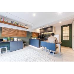 2列型のシンク部分をオープン対面に配置し、ダイニングテーブルを隣接。配膳や片付けの効率化を図っています。