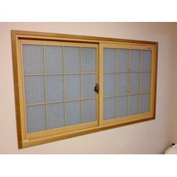 和室に合わせて障子のようなデザインにしました。