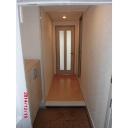 扉に明り取りを付けたことで、窓からの光が玄関まで
届きます。
