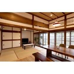 明るい和室の続く間取りは広いLDKに変えて無垢のフローリングとし、一部和室をそのままリビングとして使うように段差無く繋げました。和の意匠はできるだけ残し、押入れ、広縁、高い天井もそのまま活かしています。補修し、色を整えた柱などの色に合わせて作ったダイニングテーブル、ベンチは同じ時を経たかのように自然に調和させることができました。