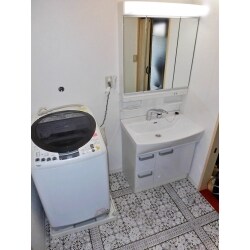 使いやすいようにカウンターに置いていた様々なものも、鏡裏の収納に収まりました。取り出しやすいので、探すストレスもありません。内装は床以外を白に統一したので、スッキリ広々と感じられます。