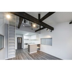 2階のLDKは、小屋裏の空間を利用して梁を見せる現し仕上げにして全面を吹き抜けに。キッチン部分の天井高を下げ、大きなロフトを造りました。建物間口の狭さを縦方向に空間を伸ばすことで圧迫感を解消。階段の架け替えも行い、建物の最大幅を使って心地よい空間を作りました。