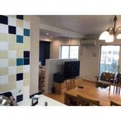 あまり使用していなかった部屋の壁を撤去し、広々とした空間に一新。リビング・ダイニング・寝室を一つにまとめホテルライクな仕上がりにしました。
キッチンのタイルはお客さまご自身で配色、配置をお選びいただき、お部屋を彩るアクセントに。
紺を基調とした地中海風のおしゃれな空間になりました。
