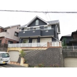保険で屋根の補修をご依頼いただきました。屋根の補修で足場を建てるので、ついでに外壁塗装も検討いただきました。
高機能な塗料、「ナノコンポジット」をご提案し、メンテナンスが楽な汚れにくい外壁としました。