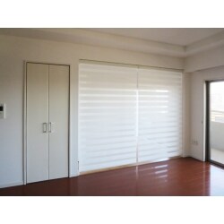 中古マンション購入に伴い、LDKに繫がる和室を洋室に変えたいと思っていました。
襖をはずし、LDKを大きくし、仕切りとしてサンゲツの採光もとれるデュオレを取り付けました。
カラーもホワイトなので、シンプルです。
