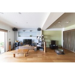 和室を無くしたいが、和室の要素は残したい。壁を壊して広いリビングにしたいとのご要望です。和室は解体して空間をつなげ、座卓でくつろげるスペースを作りました。