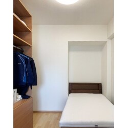 洋室にスタイリッシュなこだわりの収納を設置