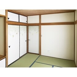 シンプルな色合いの和室に仕上げました。
よく見ると、襖の中にキャラクターが！
取手もキャラクターの形になっています。

