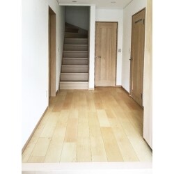床や建具の色に合わせて明るい色に。
玄関を入った時の印象が明るくなりました。
