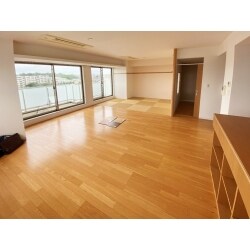賃貸として運用するお部屋となります。内装全面・リビングの間取り変更・水廻りの清掃の工事。
綺麗に仕上がりたい喜んで頂けました。
