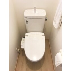 昔の一体型トイレは今の商品より大きめの風貌。トイレスペースは奥行があって広いのになんだか少し圧迫感。温水洗浄便座も年数が経つと部品もなくなり修理ができない。そんな施主様の想いからコンパクトな組合せトイレをご提案。将来的に温水洗浄便座が壊れても交換可能。トイレ周りもすっきりし、施主様にも「期待値以上の出来映え」ととても喜んでいただきました。
