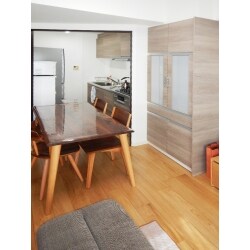 マンションフルリフォームのなかでキッチンも交換しました。
色もかわり、LDKが明るくなりました。
カップボードも同じメーカーの同色にしたので、統一感もでました。
