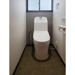 1階トイレ交換が終了し、
続けて2階のトイレを交換しました。
