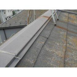屋根の訪問販売の営業から棟が飛びそうですよ！と声をかけられて改修に30万ほどかかりますよ。とびっくりされ見積依頼を頂きました。今回は、葺き替え工事までの間に雨漏りがしないよう最小限、板金の下の貫き板を交換して新たに釘を打ち工事をしました。