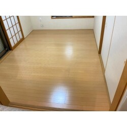 　中古物件を購入にあたり和室の畳をフローリングにリフォームしたいとのご依頼でした。障子や襖は残し、床だけをフローリングに換えました。
