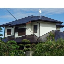 台風で屋根材が飛んでしまい補修の相談を受けました。屋根自体だいぶ前回からのメンテナンスが空いているようでしたので、せっかく足場を立てるので屋根塗装をおすすめしました。
