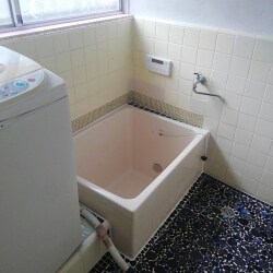 浴槽がボロボロになってきたので交換したいというご要望です。
在来工法の浴室だったので浴槽を交換するために一部タイルを壊さなければなりませんでした。
タイルを交換するのであれば、可愛いタイルを！
余ったタイルもいろんなとこに貼って模様替えもできました。

