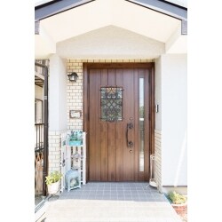 趣味のトールペイントでウエルカムボードなどを造られていた施主様。そのイメージに合う玄関を選びリフォームしました。