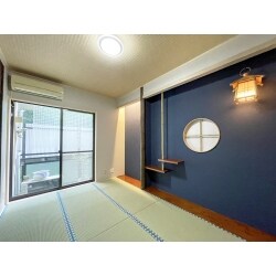 茶道を習い始めたので、納戸にしていた部屋を和室にリフォームしたい。本格的な和室に、とのご要望だったので、素材は妥協せず無垢材から選定していきました。
床の間側に重点を置いていたので、思い切って建具は既存のまま残すことに。その分床柱や違い棚は色と材質にこだわって選定しました。