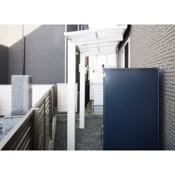 暗くならないように透明タイプの屋根を選びテラス屋根を設け物干しスペースに。雨を気にせず干しておけます。