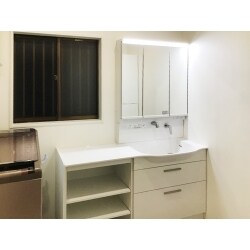 使い勝手の良い引出式の洗面台に収納を加え、使い勝手の良い洗面脱衣室としました。