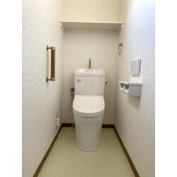 トイレ本体以外にも、内装・手すり・紙巻き器・タオル掛け・収納棚も一式交換し、よりスッキリとなりました！