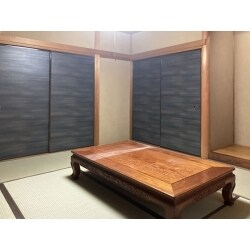 畳の張替と、襖の張替をシックな色の襖でおしゃれな部屋になりました。元々あった座卓が際立ってよくなりました
