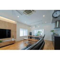 リビングの入口とキッチンの位置を変えることで、広がりのある空間になりました。
テレビボードは立体の美しい木目のパネルを間接照明でさらに印象的になっています。全体を明るくして、ドアとキッチン本体を濃い色にすることで空間にアクセントを与えています。