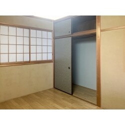 和室をフローリングへ！襖の張替と、押し入れをクローゼットに替え、シックな柄で揃えました。
