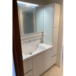 水栓も汚れや水垢がつきにくいものに一新！片引き出しの使いやすい収納としています。