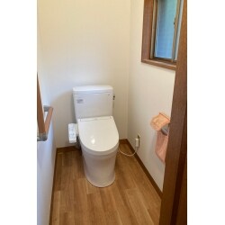 壁紙を貼り替え、フローリング調のクッションフロアーで床を貼り替え、手すりも設置。ご予算内で施工でき、とても喜んで頂けました。