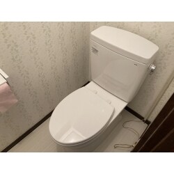 内装を新しく張替え、トイレ空間が明るくなりました。
採用設備：TOTO　ピュアレストQR（手洗い無し）、普通便座