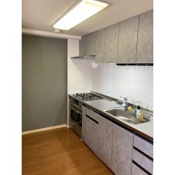 床材の貼替をせずにキッチンの素取り換えができるよう、背面の奥行を調整しました。
左面の壁紙を貼り替えるにあたり、既存壁紙の経年状態と比較した時に浮かないよう、白色でなくキッチンに合ったアクセントカラーを入れ意匠を良くしました。
