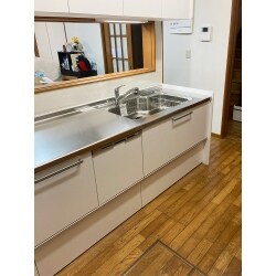 清掃性の高いキッチンを採用。収納がステンレス仕様なので汚れが残りにくく使い勝手が良いと好評でした。
