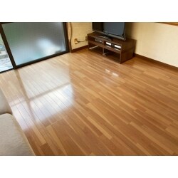 絨毯だったので掃除しやすいフローリングにしたいというご要望です。コロナ対策として、床に付着するウイルス・菌・VOC（シックハウスの原因物質）・臭いの原因物質を除去する独自の複合フローリング材、イクタのパワフルフロアをご提案しました。