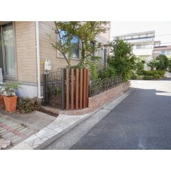 分譲地の為、他所の家庭と違うエクステリアにしたい。ローズガーデンをつくりたいというご希望から、フェンス・門扉をアルミでなく、鋳物でご提案しました。