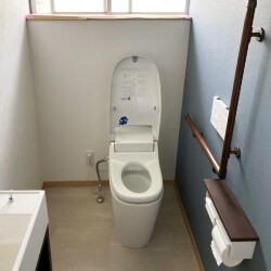 凹凸のある木パネルの壁の下地を整えクロスに変更しました。手洗いがあったのでタンクレスに換え、設備を全て交換しました。