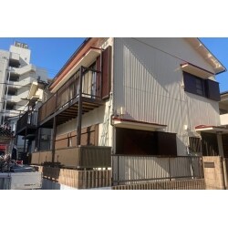 既存の色より明るくなり、より存在感のある建物になりました。
正面の掃き出し窓も戸袋式からシャッターへ変更し、戸締りがしやすくなりました。
