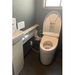 手洗いをサイドに設置し、内装をシックな雰囲気に張り替えました。
トイレ本体が際立って、素敵な空間になりました！
