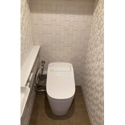 陰影のでるタイルとクロスで印象的なトイレになりました