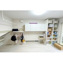 ライフスタイルに合わせ、和室から洋室へ内装を変更いたしました。
階段下収納は棚とロールスクリーンへ変更。壁付収納を設置し、収納を充実させました。
