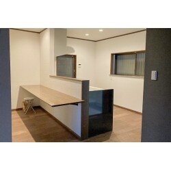 中古の戸建てを購入するにあたり、今風のおうちにリフォームし、広いリビングで過ごしたいとのご要望。
小さい３部屋を一つの大きなLDKへと間取り変更しました。ダウンライトを活用することで、天井もすっきりとし、より広く開放感のある空間に仕上がりました。
