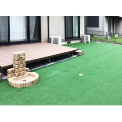 今まで木製のデッキとテーブルを使用していましたが、劣化が激しくなってしまった為、人工木のデッキと人工芝にすることで将来にわたって長くお使いいただけるようになりました。
ゴルフの練習ができるようにと、カップも設けました。
