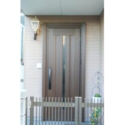 木目調の玄関ドアに交換しました