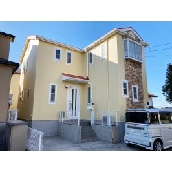 屋根を茶色にし、駐車場の汚れも落ち、明るくなりました