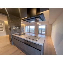 洋室1部屋とリビングダイニングをつなげて広々としたLDKにリフォームしました。
ダウンライトや間接照明を施して面積以上に広がりを感じられる空間を作り出しました。

